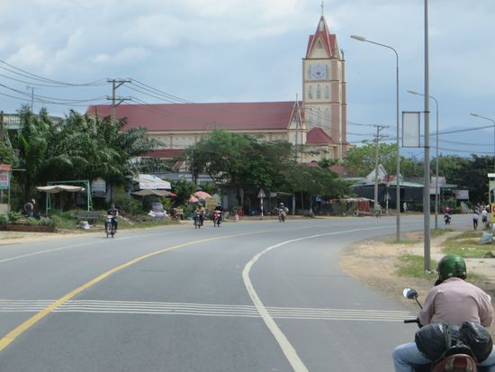 Eine große Kirche liegt links der Straße