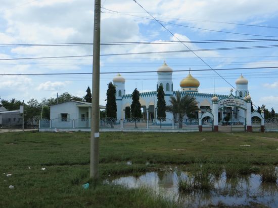 und 
eine Moschee liegt links der Straße, direkt gegenüber, also ein gemeinsame friedliche Glaubenswelt.