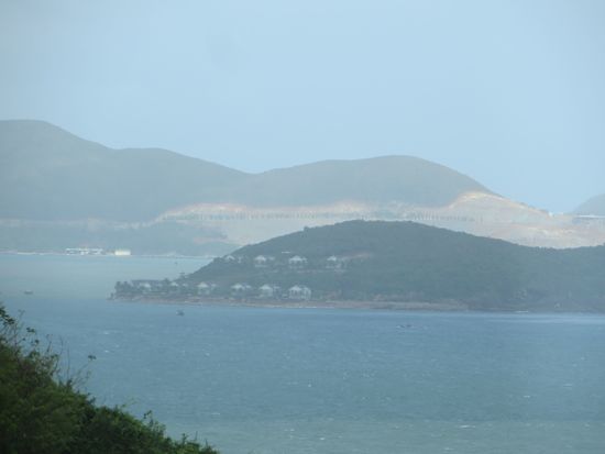 Wir kommen in der Bucht von Nan Trang an. Das Wetter ist diesig und regnerisch.