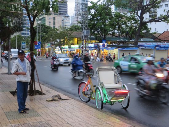 Auch hier das schon bekannte Gewusel von Mopeds und Motorrollern.