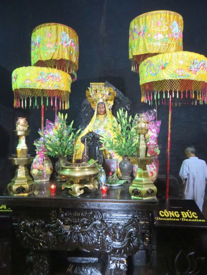 Die Göttin auf ihrem Altar