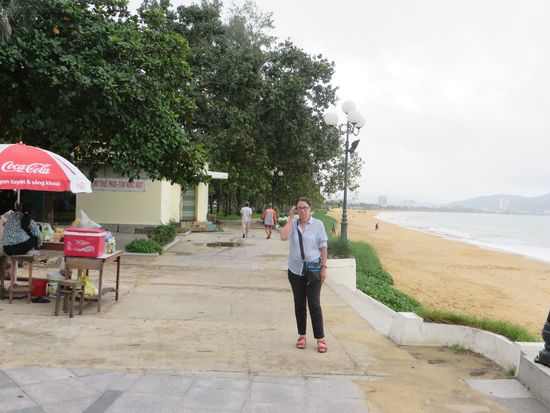 Wir gehen gleich los immer an der Strandpromenade entlang, denn es droht schon wieder eine schwarze Wolke