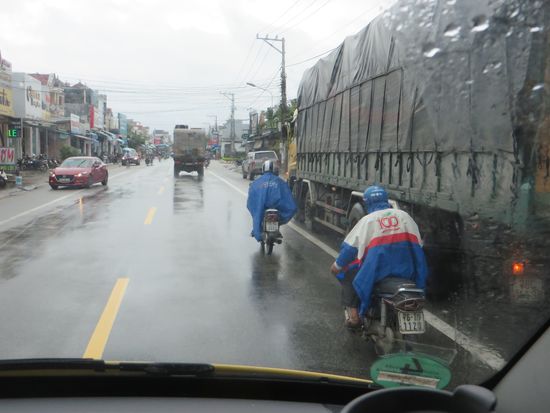 wenige Mopedfahrer