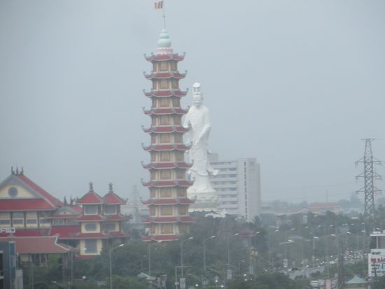 Im Vordergrund eine Tempel mit Pagode und dahinter die 67 m hohe Bodhisattva-Statue.
