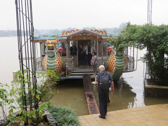 Nach dem Frühstück kommt ein Drachenboot und holt uns für eine Flußfahrt ab.