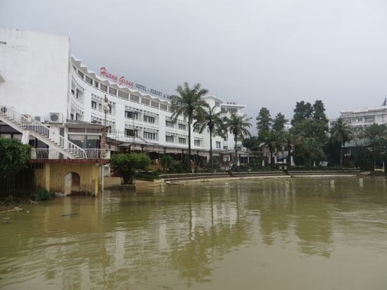 Wir fahren am Hotel vorbei den Parfümfluß (Huongfluss) entlang.