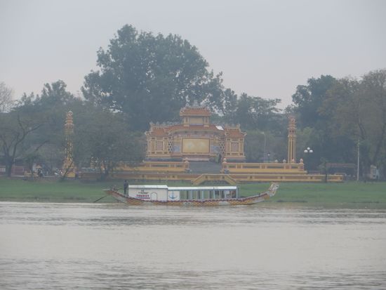 eine kleine Tempelanlage am Ufer des Huongflusses.