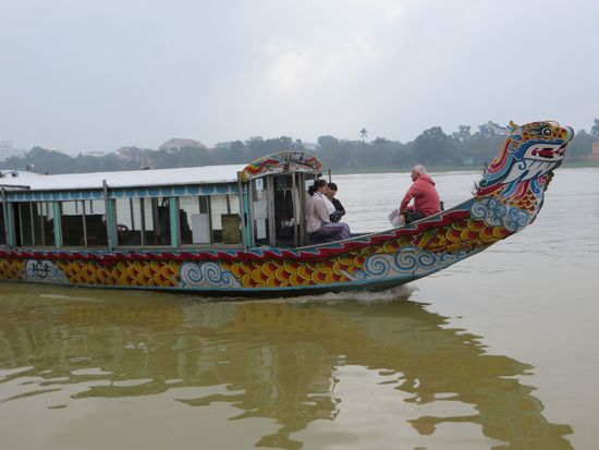 Kleinere Drachenboote überholen uns, haben ja auch viel weniger Passagiere an Bord