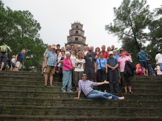 Da wir alle so schön zusammen sind, nutzt Kostya die Gunst der Stunde für ein Gruppenfoto, wir stellen uns auf und Kostya liegt zu unseren Füßen