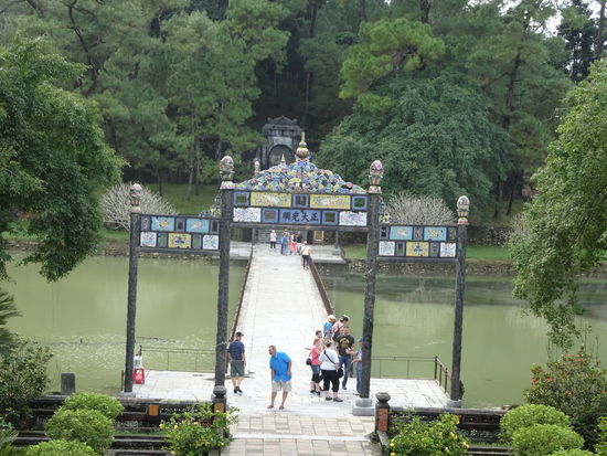 Mehrere Tempel lagen in einer Reihe, die dann zum letzten Aufstieg zur Grabkammer des Kaisers führte. Diese konnte man jedoch nicht besichtigen.