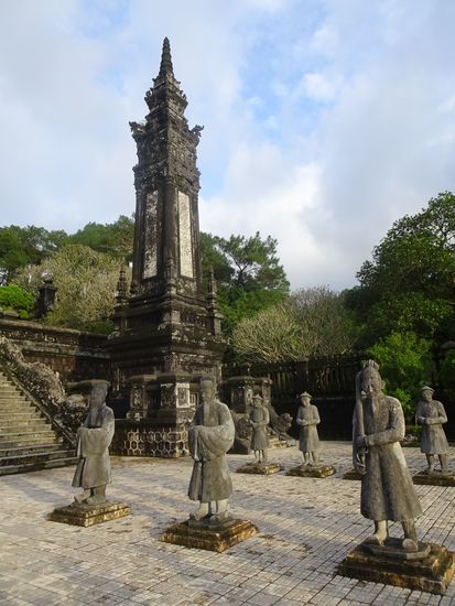 Bauern und Beamten-Figuren sind hier aufgestellt.