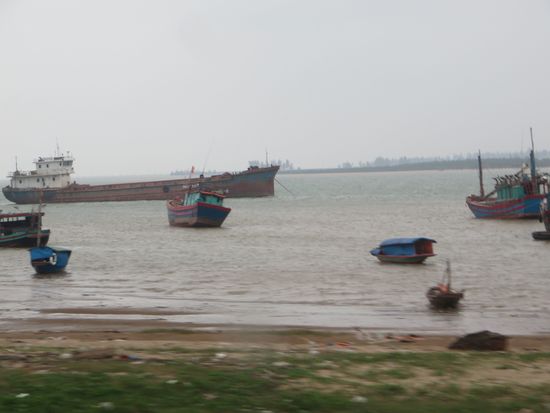 Dann kommen wir in den kleinen Ort Cua Lo, der direkt am Meer liegt. Alle Arten von Schiffen liegen hier vor Anker