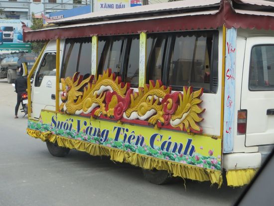 Auf der Straße sehen wir einen Leichenwagen. Aber dieser ist gerade nicht in Funktion.