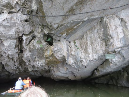 Der Eingang in die erste Grotte, von sieben, die wir befahren. Der Eingang ist so niedrig, daß wir die Köpfe einziehen müssen, damit wir uns nicht stoßen.