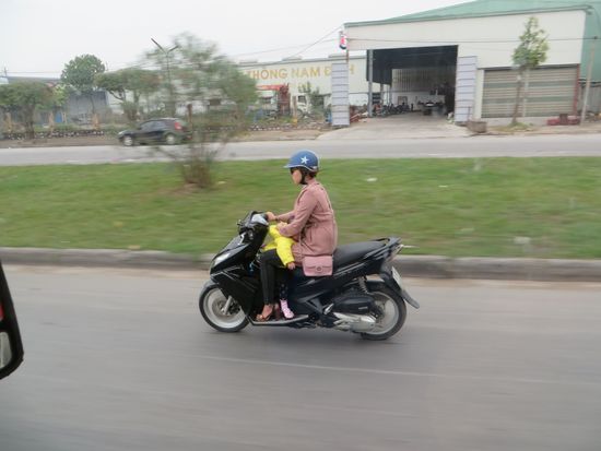 so steht das Kind auf dem Moped