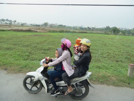 Gro0mutter, Mutter und zwei Kinder