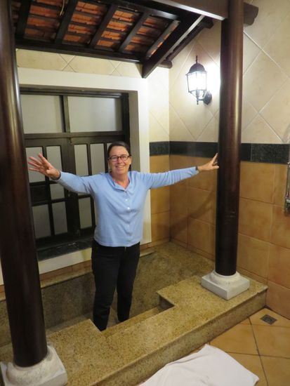 Unser Badezimmer mit der Badewanne im Boden versenkt