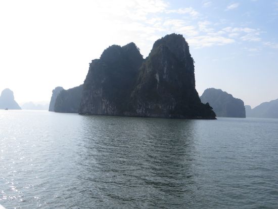 Es sind viele Touristen unterwegs aber jetzt auf dem Schiff merkt man das nicht mehr so, da unser Schiff sich eine eigene Route durch die mehr als 2 000 Inseln sucht.