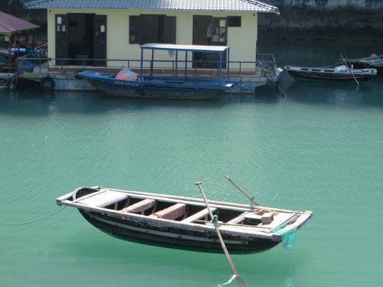 In dem klaren sauberen Wasser sieht es aus, als ob das Bötchen schwebt!