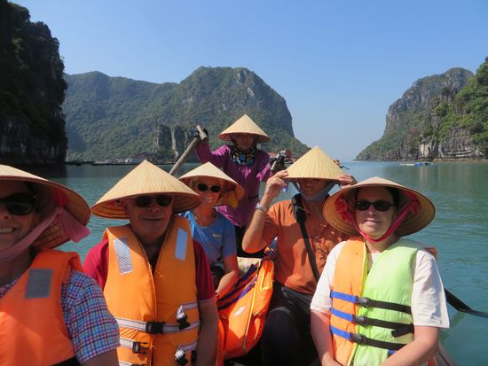 Wir halten an einer Perlenfarm an und steigen dort in kleine Bötchen um, um zu den schwimmenden Häusern zu gelangen.