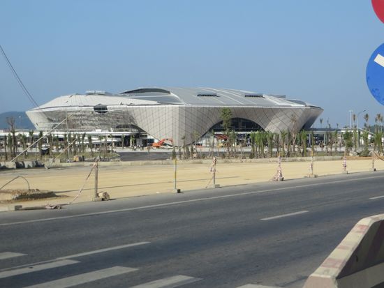 Wir fahren über die Brücke wieder aufs Festland und verlassen die Halong-Bucht. Es geht an einem modernen Stadion vorbei, das noch nicht ganz fertig gebaut ist.