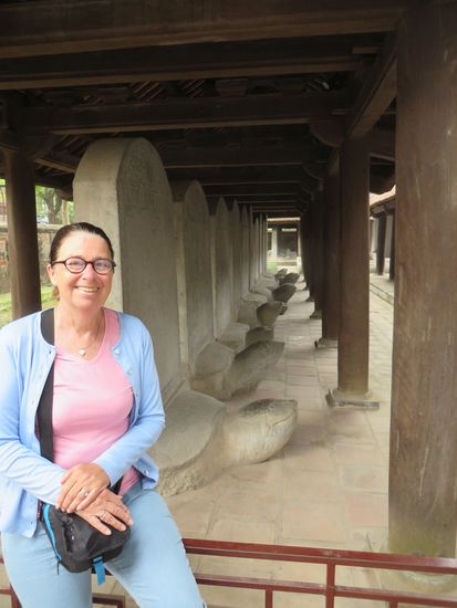 Auf den Tafeln, die von Schildkröten getragen werden, stehen die Lebensläufe von verschiedenen Ärzten, die hier studiert haben.