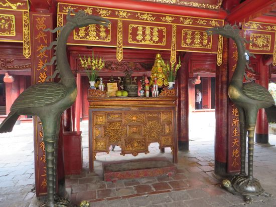 zwei Kraniche umrahmen einen kleinen Altar