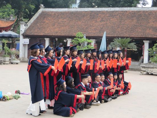 Draußen stellte sich die nächste Generation von Gelehrten zum Foto auf.