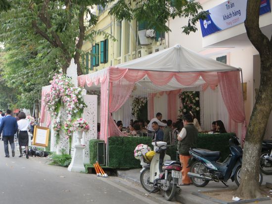 Auch an einem Hochzeitszelt vorbei