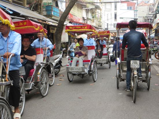 weitere Touristen begegnen uns