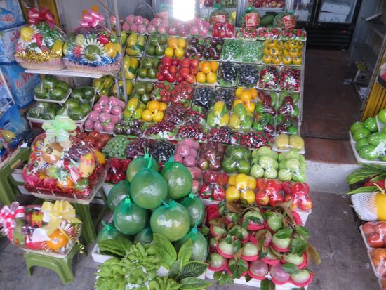 Leckeres Obst wird gut verpackt angeboten.