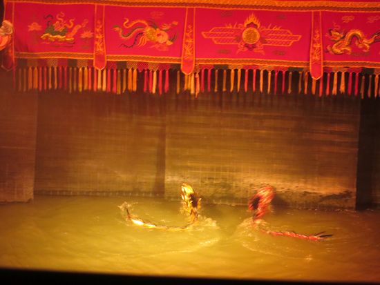 Feuerspeiende Drachen ziehen ihre Kreise im Becken