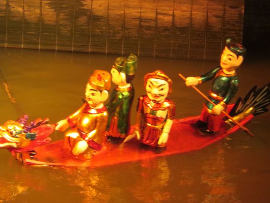 eine ganze Familie auf einem Drachenboot