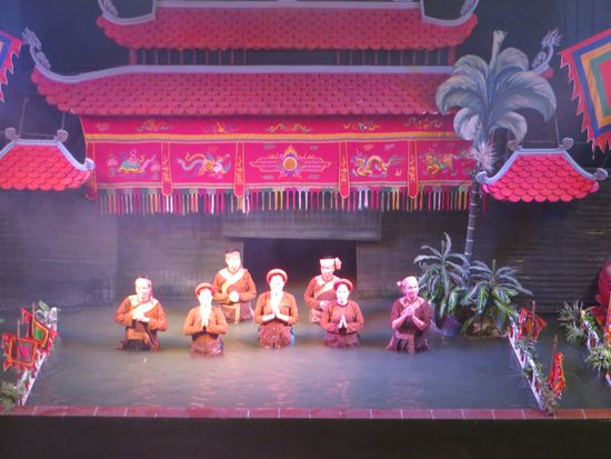 Am Ende zeigten sich dann die Akteure, die die Puppen im Wasser bewegt haben.