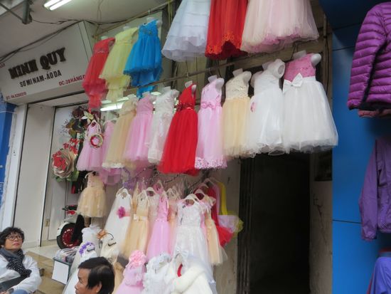 Süsse Kleidchen für kleine Prinzessinnen hingen an langen Stangen.