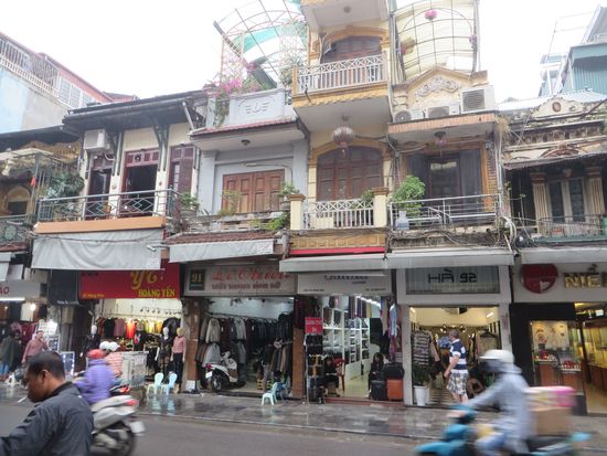 Leider ist heute das Wetter nicht so gut, es regnet und es ist nebelig. 
- Hanoi -