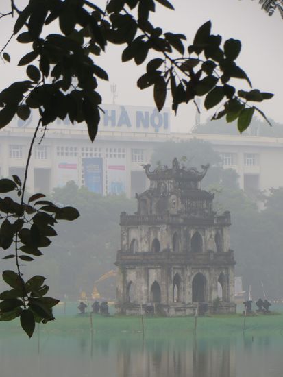 Der Turm auf dem See ist im Nebel kaum zu erkennen.