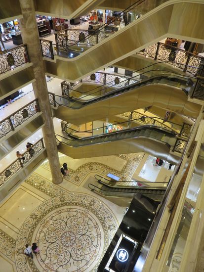 Das riesige Einkaufsparadies lockte uns, denn darin war es trocken. Aber es gab nur Nobelmarken zu kaufen.