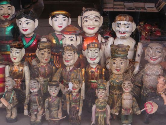 In einemkleinen Laden konnte man die Puppen des Wasserpuppen-Theaters kaufen, sie lächelten uns freundlich zu.