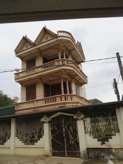 Die neuen Häuser, die gebaut werden, sind immer sehr schmal, wahrscheinlich sind die Grundstücke teuer, so daß die Grundfläche klein gehaltenwird, dafür wird das Haus aber hoch gebaut