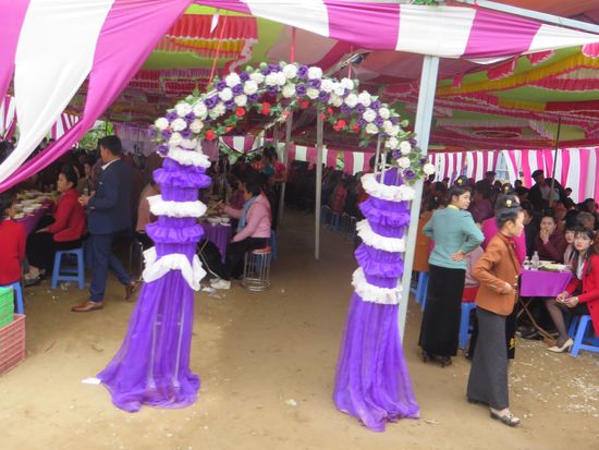 Da Wochenende ist, finden auch wieder einige Hochzeiten statt, die Hochzeitszelte zeugen davon.