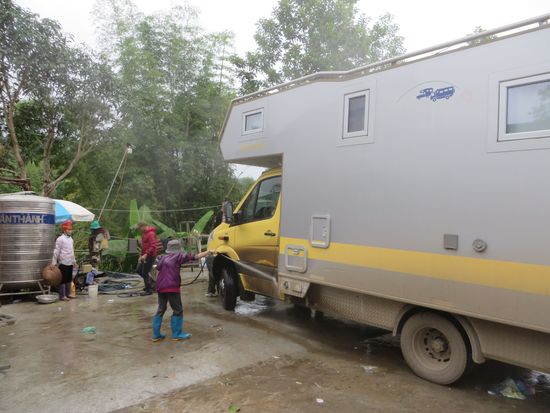Wir finden eine Waschanlage und mit viel Wasser und Schaum wird das Auto gewaschen.