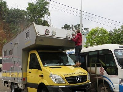 Mit akrobatischen Einlagen werden auch die Scheinwerfer oben am Wagen gewaschen