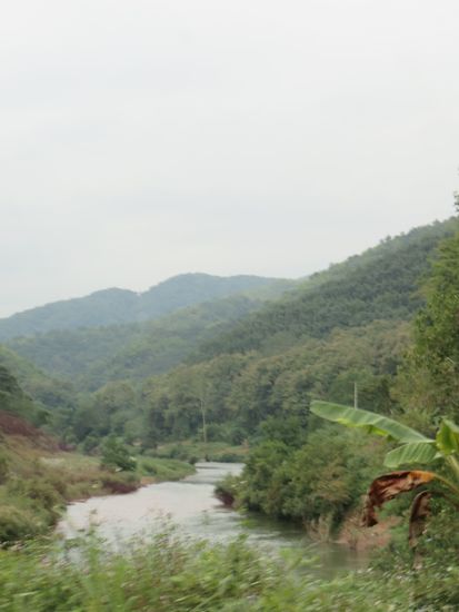 Wir fahren auch wieder an dem Fluß Nam Phak entlang. Heute werden wir auch direkt am Fluß stehen und übernachten.