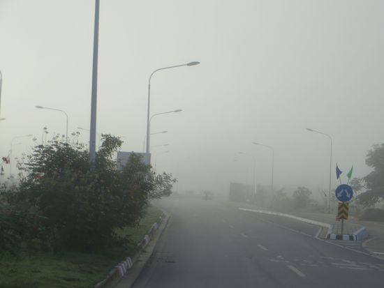 die Brückenauffahrt im Nebel