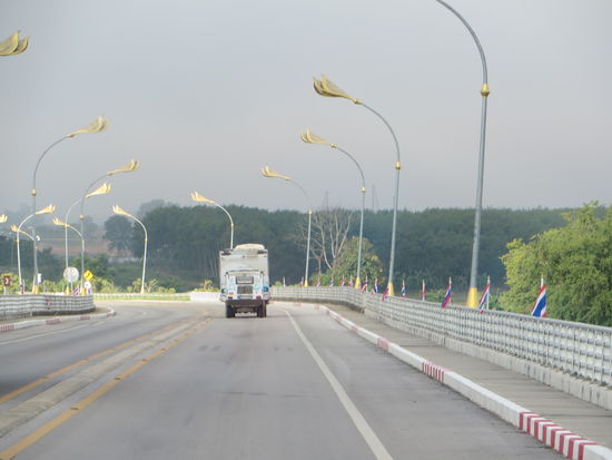 Wir fahren auf der Brücke der Freundschaft über den Mekong auf die andere Seite nach Thailand, hier werden die Zollformalitäten erledigt.