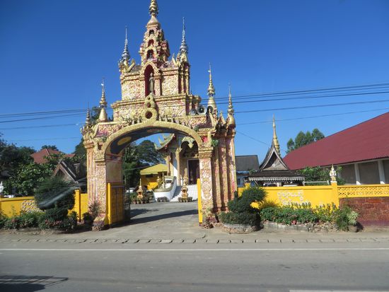 Wir fuhren an Tempeln vorbei, konnten schnell ein Bild aus dem Auto machen, anhalten konnten wir nicht.