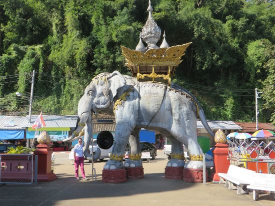 Dann kamen wir zum Goldenen Dreieck, hier wurde dann eine Pause eingelegt und wir konnten alle auf einem Parkplatz parken und zu Fuß zum Fluß hinunter gehen.
