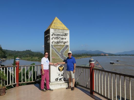 Hier stehen wir am Zeichen für das Goldene Dreieck. Der Fluß Ruak mündet in den Mekong und so liegen die drei Länder Laos, Myanmar und Thailand in dem Dreieck der Flußmündung.