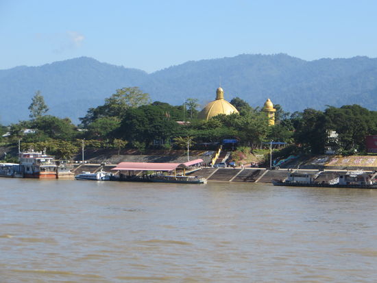 Die andere Uferseite ist Laos, wir stehen in Thailand und nach Myanmar fahren wir heute noch.